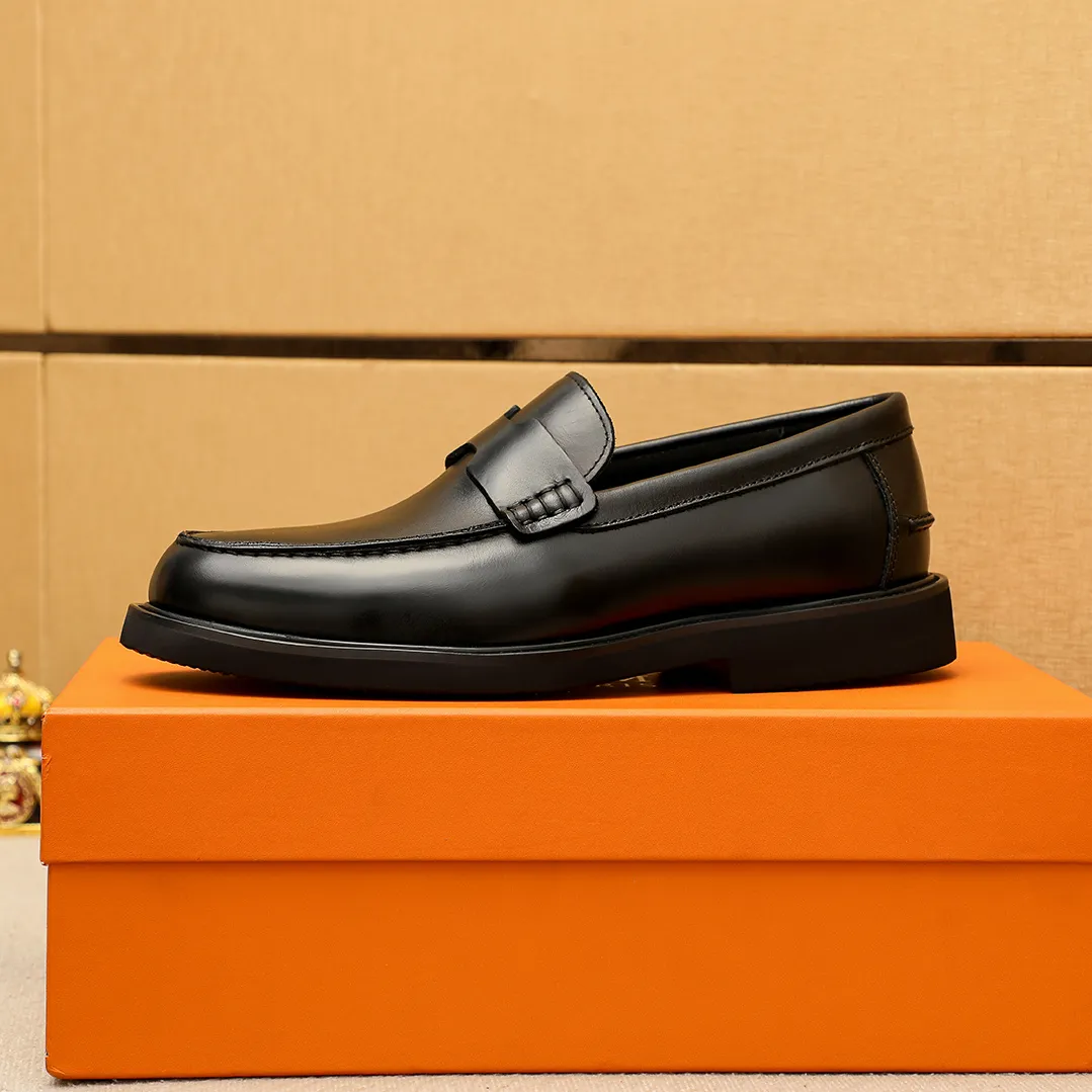 Men's shoes 💰460 💐 Product trademark: HERMES "Hermès" casual leather shoes Regular size: 38-44 (45.46🉑️customized) Product materials: Selected imported first-layer calfskin upper + luxury hardware buckle, imported water-dyed 🐂 cowhide lining. Strong three-dimensional visual effect, foam outsole Color: 4⃣️colors available